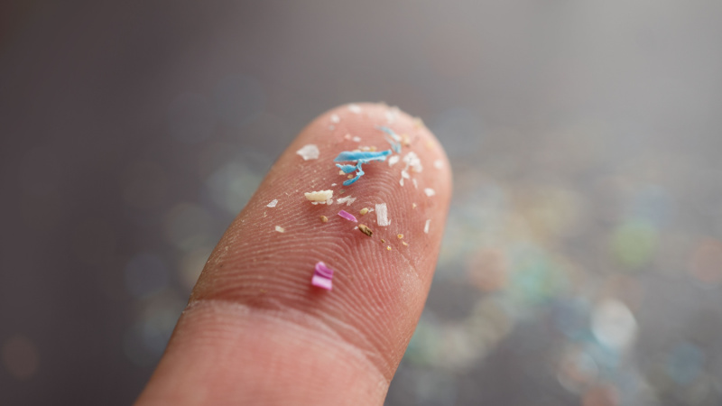 Microplastiche sul dito